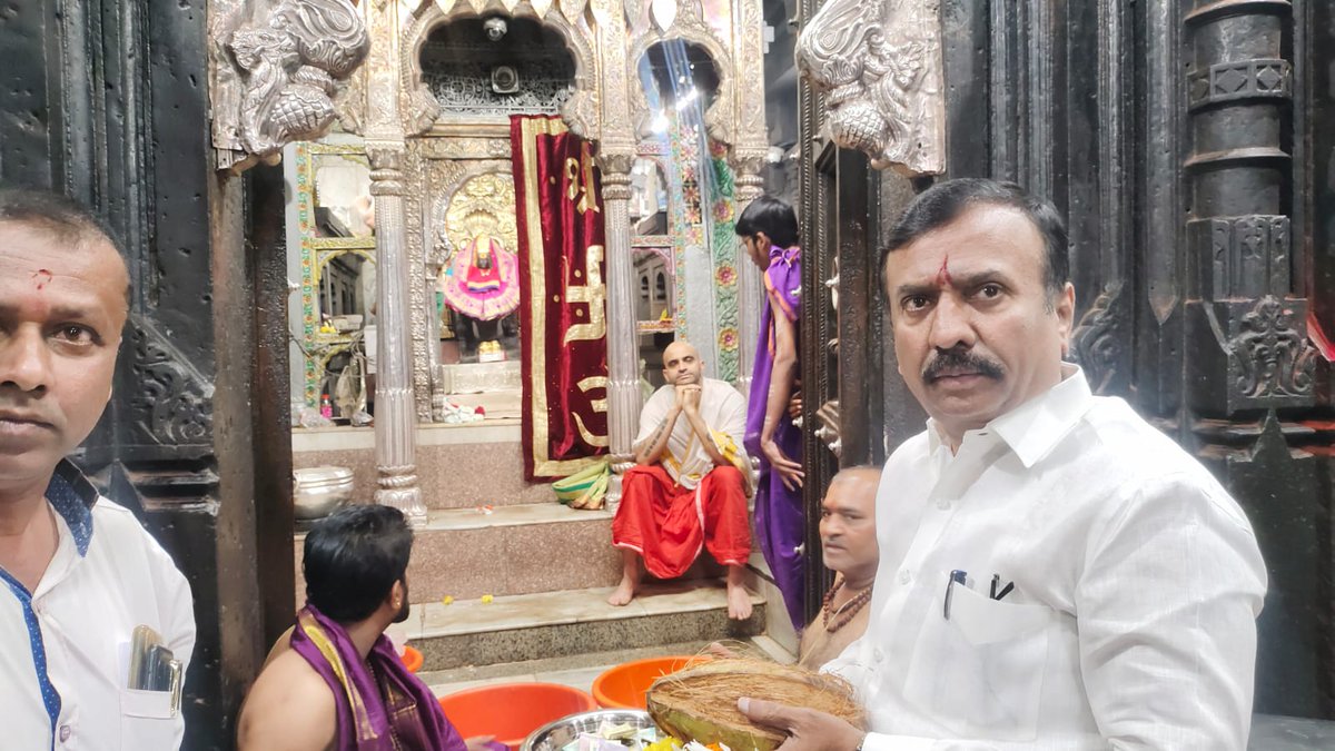 CKRBJP's tweet image. ಇಂದು ಪ್ರಸಿದ್ದ ಕೊಲ್ಲಾಪುರ ಶ್ರೀ ಮಹಾಲಕ್ಷ್ಮಿ ದೇವಾಲಯಕ್ಕೆ ಭೇಟಿ ನೀಡಿ ದರ್ಶನ ಪಡೆದು ವಿಶೇಷ ಪೂಜೆ ಸಲ್ಲಿಸಿ ಸರ್ವರಿಗೂ ದೇವಿ ಸಕಲ ಆಯುರಾರೋಗ್ಯ ಯಶಸ್ಸನ್ನು ಕರುಣಿಸಲಿ ಎಂದು ಪ್ರಾರ್ಥಿಸಲಾಯಿತು.

#kolapuramahalakshmi #mahalkshmi