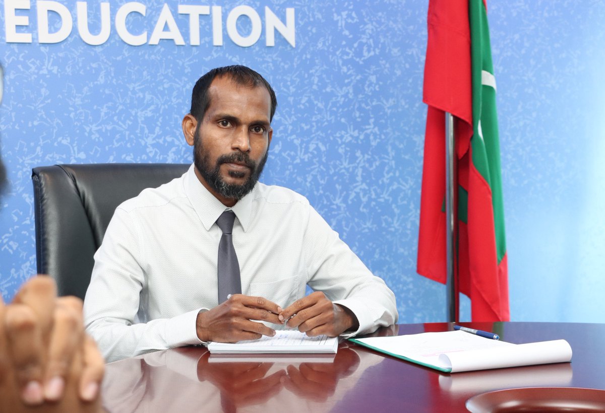 MoEdumv's tweet photo. ސްޓޭޓް މިނިސްޓަރ ޑރ. ޢަބްދުއްލަޠީފް މުޙައްމަދު, މޯލްޑިވްސް މީޑިއާ ކައުންސިލާ ބައްދަލުކުރެއްވުން. މި ބައްދަލުކުރެއްވުމުގައި ދަރިވަރުން ނޫސްވެރިކަމުގެ ދާއިރާއަށް އަހުލުވެރިކުރުވުމަށް ކުރެވިދާނެ ކަންކަމާ ގުޅޭގޮތުން މަޝްވަރާކުރެއްވި. https://t.co/LQaPgKx5TW