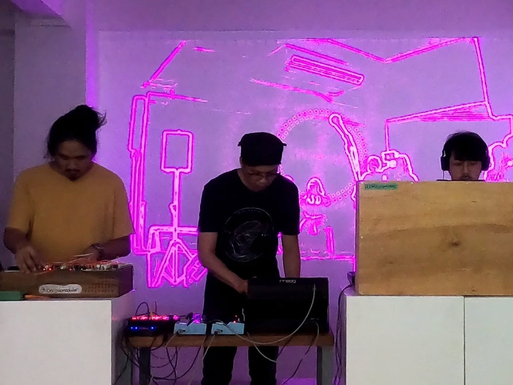 [Play video: instagr.am/reel/C0yvKhur6…]

Being unable to prepare his set, NTRDR asked Benjie and Rex to drone with him to kick off MODULUS.

#diysynth #diymodular #semimodular #synth #synthicide