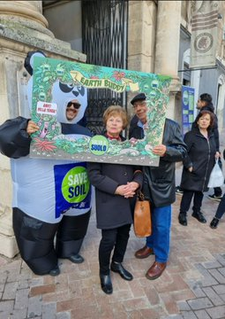Michele_Melino's tweet photo. Un suolo sano 🌱 mantiene una comunità diversificata di organismi che contribuiscono a controllare le malattie delle piante, gli insetti e le erbe infestanti
#SaveSoil passa da #ChocoModica, grazie per la calorosa ospitalità🍫
#SaveSoilForClimateAction #SaveSoilFixClimateChange https://t.co/ggqvqmyBIO