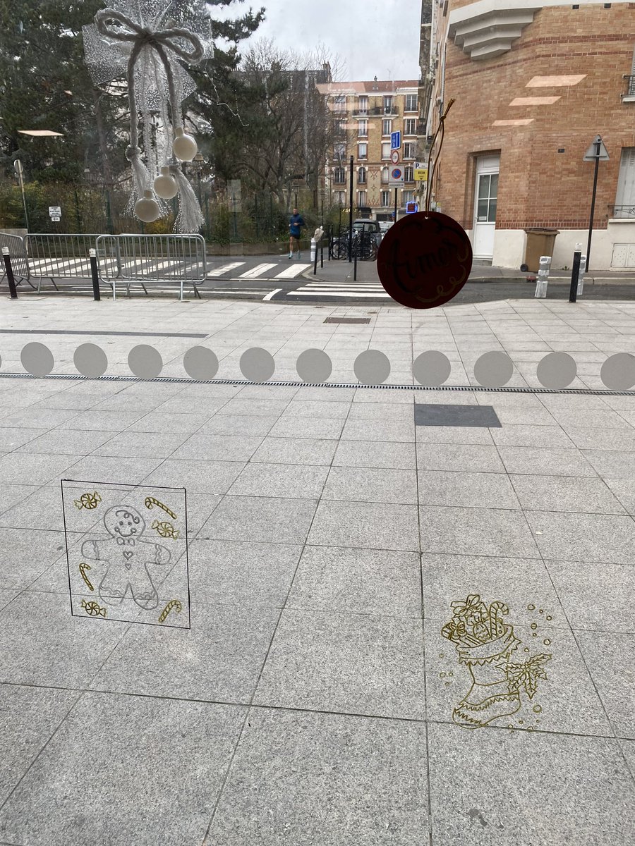 Les préparatifs vont bon train, tout doit être prêt pour vendredi.