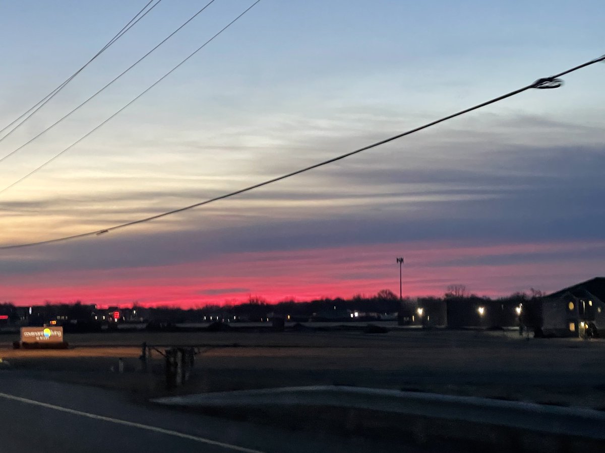 That Tulsa sunrise #okwx ⁦<a href="/LauraMockWX/">Laura Mock ⛈</a>⁩