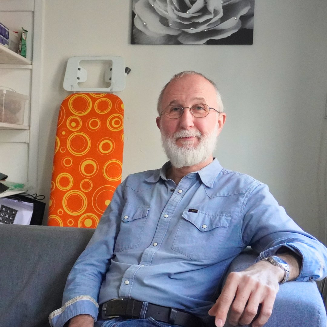 Joop zit tijdelijk in een wisselwoning, omdat huis wordt verbeterd. Hij is voor het eerst in zijn leven verhuisd. "Verhuizen is complete stress, maar 90% verliep goed," zegt hij. Hoe is het nu met Joop? Lees mee: rb.gy/jhsjib