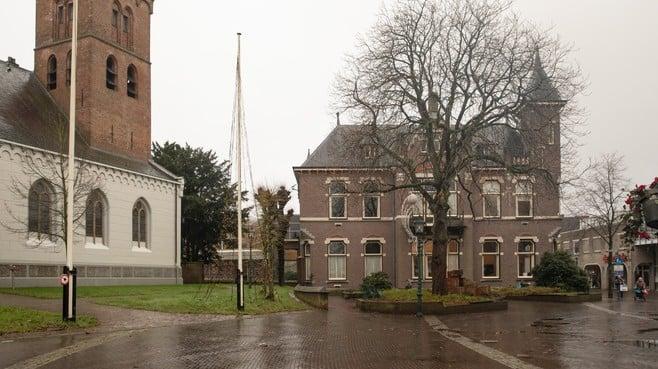 gooieneemlander's tweet image. Niemand geeft Baarn een echte kerstboom en daarom blijft het dit jaar bij een vlaggenmast met lampjes #gooieneemlander gooieneemlander.nl/cnt/dmf2023121…