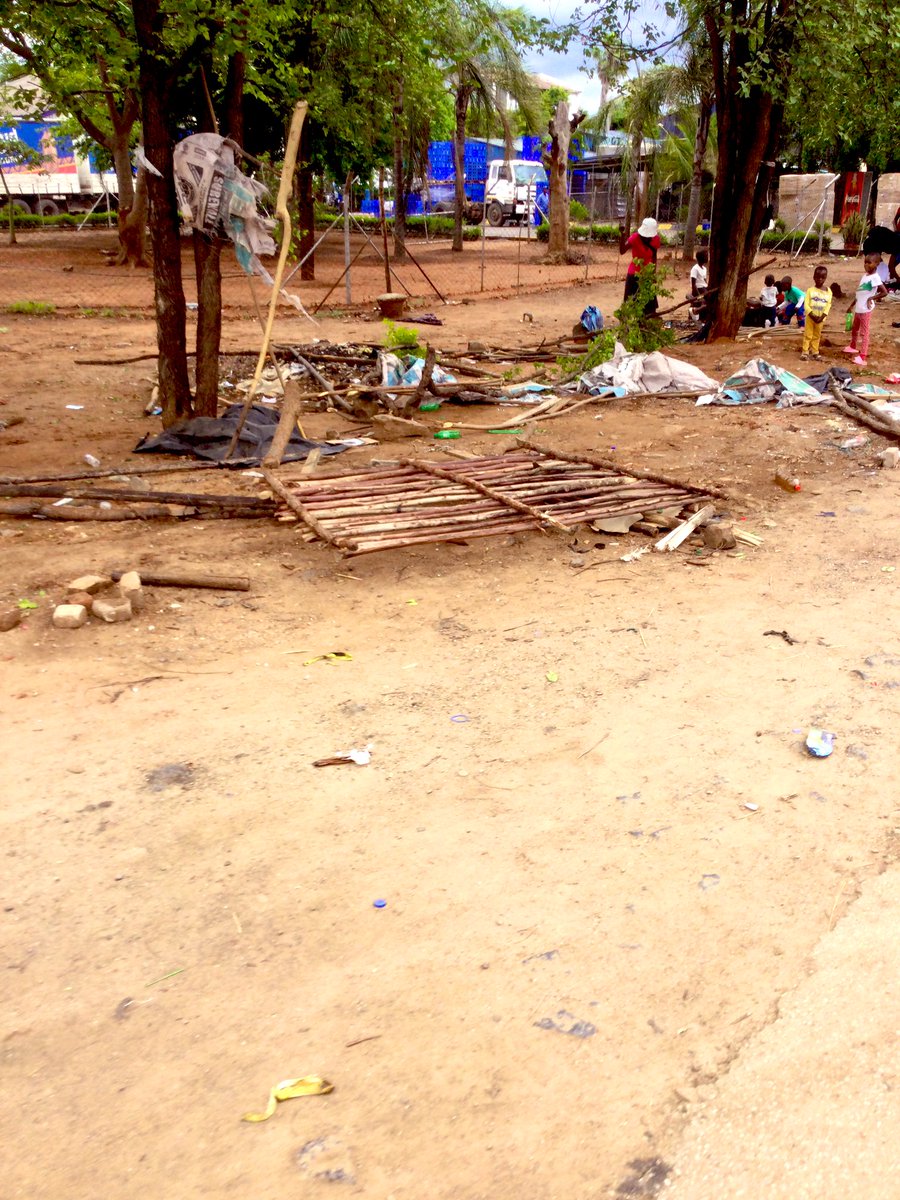 AVUXENIRIXILEFM's tweet photo. In a move to curb the spread of cholera in Chiredzi, the Chiredzi Town Council has cleared the unauthorized stalls from Msasa Drive. https://t.co/anFFfmSL4w