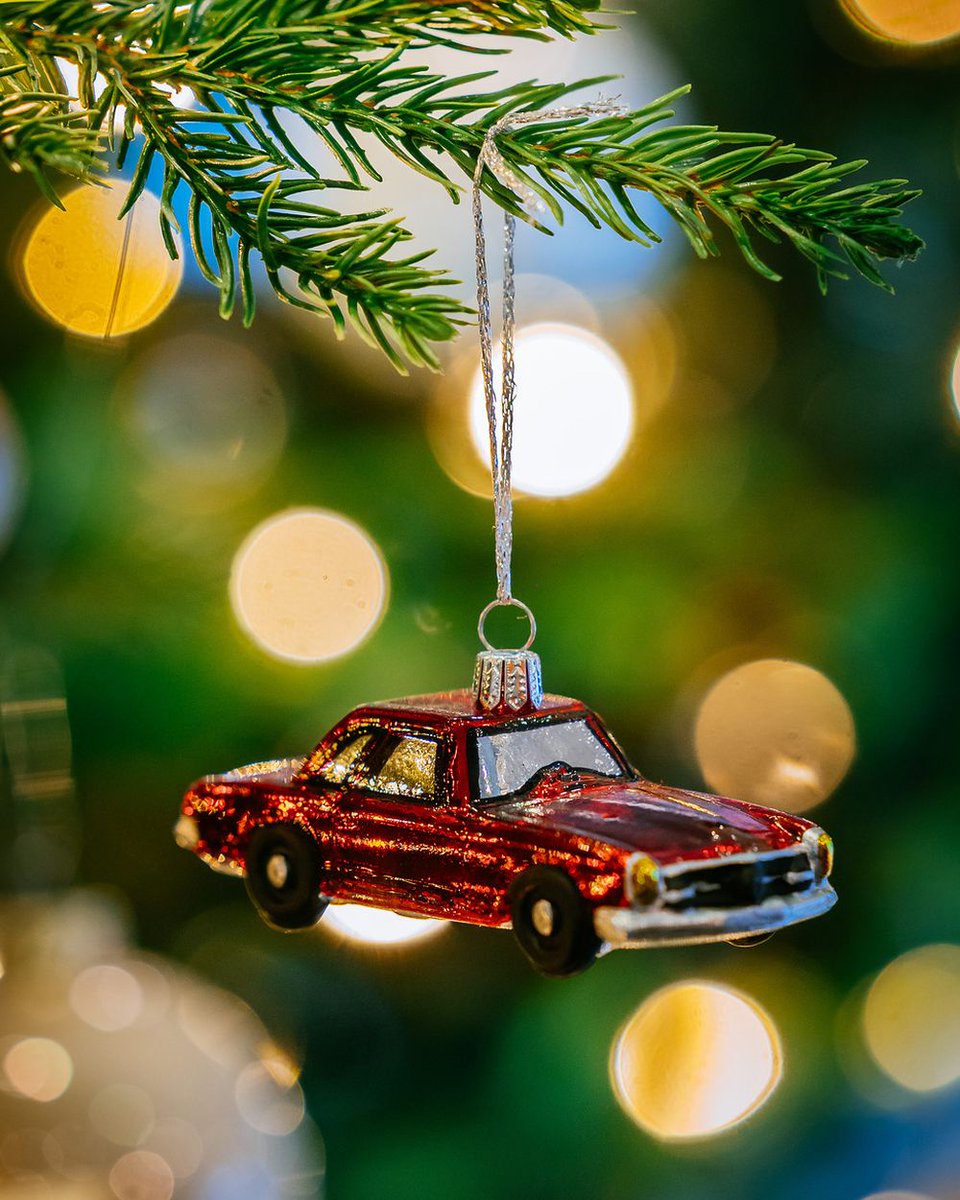 ✨ Our hand-painted #MBclassic Classic Cars glass baubles will brighten up your holiday season - no matter where you put them! If you order quickly, they'll arrive in time! Click here: mb4.me/glass_baubles - you will be redirected to an external website 👉 #MercedesBenz