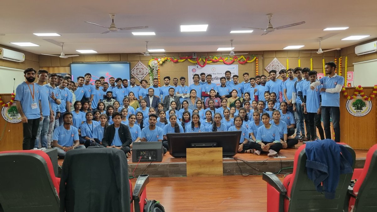 अटल बिहारी वाजपेई वि.वि के तत्वधान में यूनिसेफ छत्तीसगढ़ एवं उच्च शिक्षा विभाग द्वारा सुरक्षित पारा, सुरक्षित लईकामन कार्यक्रम का आयोजन किया गया था जिसमे विभिन्न कॉलेज के स्वयं सेवको ने 1 दिवसीय प्रशिक्षण कार्यशाला में भाग लिए। @_NSSIndia @AtalNss @UNICEFIndia @manojsinha812