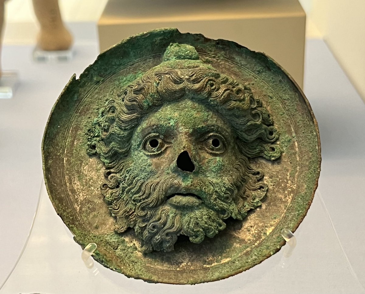 These Greek bronze roundels, crafted around 2300 years ago, likely adorned a horse harness. They depict faces of two satyrs and a man with an oriental headdress. Originally they had a silver surface, traces of which still remain, their..(1/2) 📷May #ReliefWednesday #Archaeology