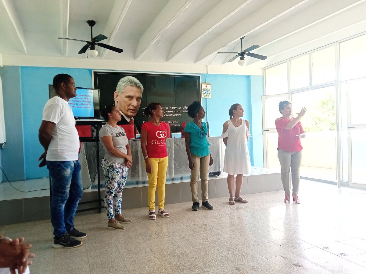 #Cuba #Guantanamo
#EducaGuantanamo
Una jornada de aprendizaje y patriotismo ,se realiza intercambio con profesores de Historia ,Cultura Política y Educación Cívica  por la Presidenta de la Sociedad Cultural José Martí  Noralis Palomo  y nuestro historiador Sànchez  Guerra.