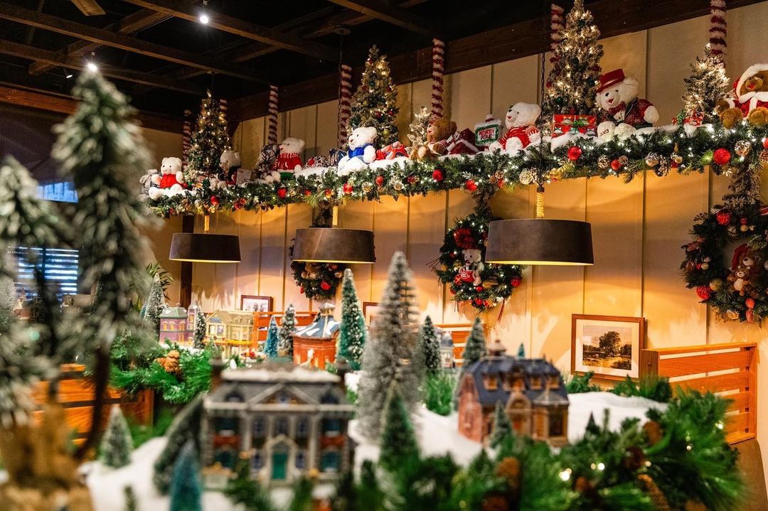 As the Guest House Grill likes to say, you can never have too many Christmas decorations! Indulge in their delicious steaks, fresh local produce, Sunday brunch and more amid some serious holiday cheer. 🔔🎅🎄 bit.ly/3FuhHSe

📸: guesthousegrill08, ohheyitslaur