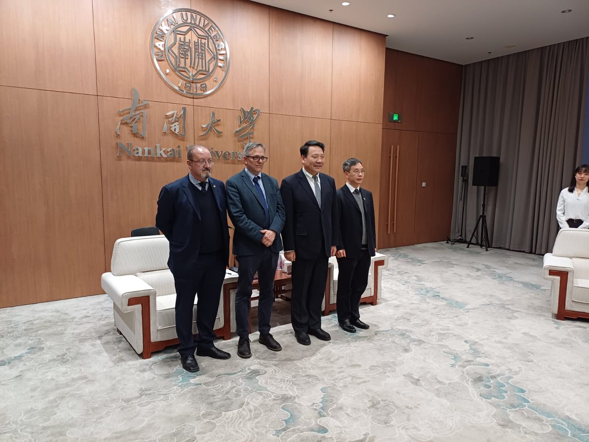 Udelaruy's tweet photo. ➡️ Además, recorrieron las Universidades de Nankai y Tianjin Academy of Fine Arts, firmaron un acuerdo e inauguraron el laboratorio conjunto de BioNanofarma entre #Udelar y la Universidad de Qingdao, y un Centro de Estudios China-Uruguay. https://t.co/euZ0ERmo7T