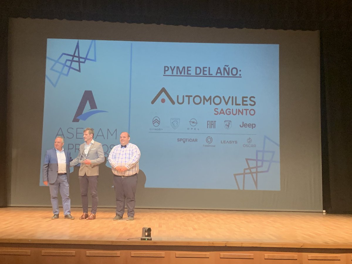 Automóviles Sagunto recibe el premio pyme del año que le es entregado a Rafael Ferriol por parte del concejal de Promoción Económica del Ayuntamiento de Sagunto, @PalmeroPRaul, y el presidente de nuestra comisión de Pymes, Fernando Villach #asecamnopara