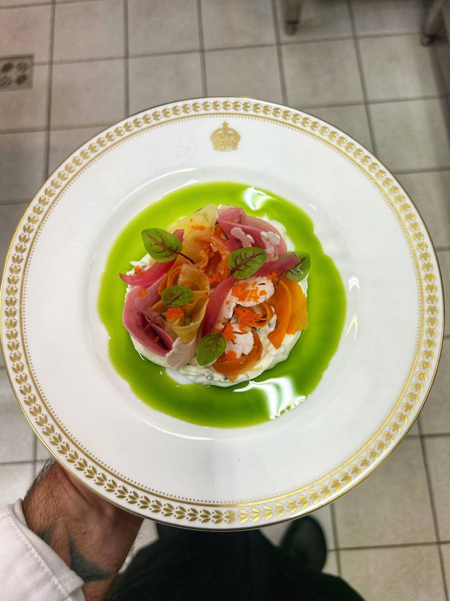 Lil <a href="/TheCrownNetflix/">The Crown</a> experience to have a deal with such plates. Christmas dinner for <a href="/UKinItaly/">UK in Italy 🇬🇧🇮🇹</a>