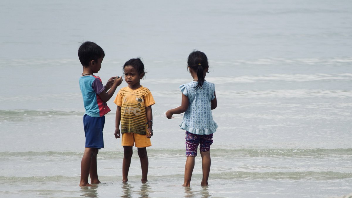 #beachtime #kids #KohRong #Cambodia #canon