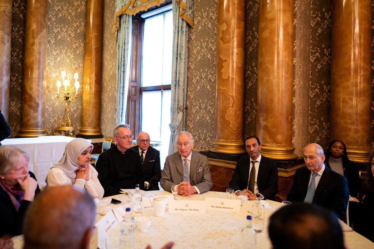RoyalFamily's tweet photo. Today The King hosted a gathering of UK community and faith leaders at Buckingham
Palace. Guests had the opportunity to discuss the challenges their communities face, and the ways in which greater cohesion and fellowship can be fostered among them.

Find out more about His Majesty’s work to promote inter-faith dialogue. 

https://t.co/Am4jxy0L7f.