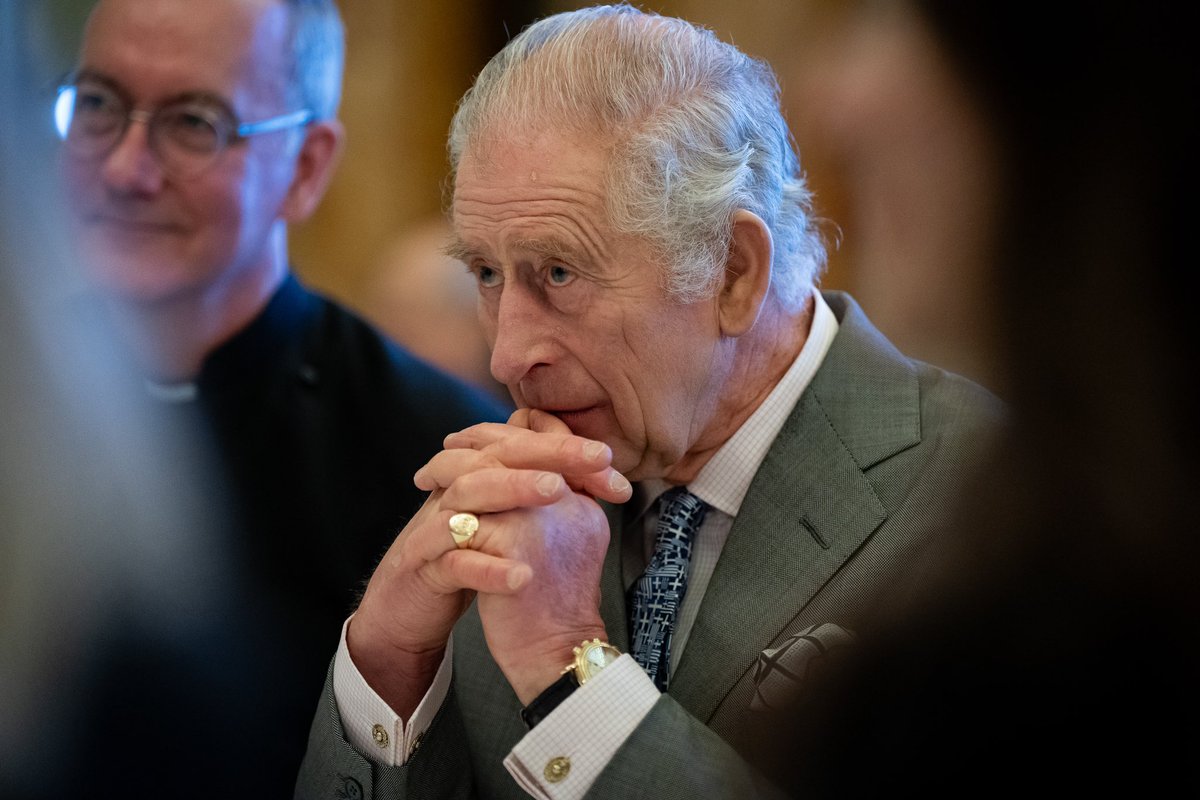 RoyalFamily's tweet photo. Today The King hosted a gathering of UK community and faith leaders at Buckingham
Palace. Guests had the opportunity to discuss the challenges their communities face, and the ways in which greater cohesion and fellowship can be fostered among them.

Find out more about His Majesty’s work to promote inter-faith dialogue. 

https://t.co/Am4jxy0L7f.