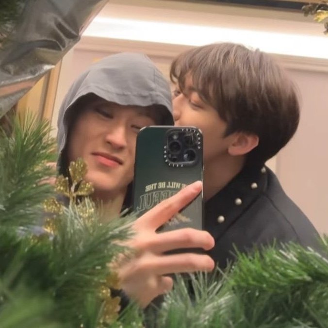 뽀뽀가 익숙치 않은 남자는 처음에 조금 싫어하지만 점점 뽀뽀가 싫지만은 않게 되고.. 결국엔 느이집엔 뽀뽀없지 라며 인스타에 자랑하기 시작합니다....