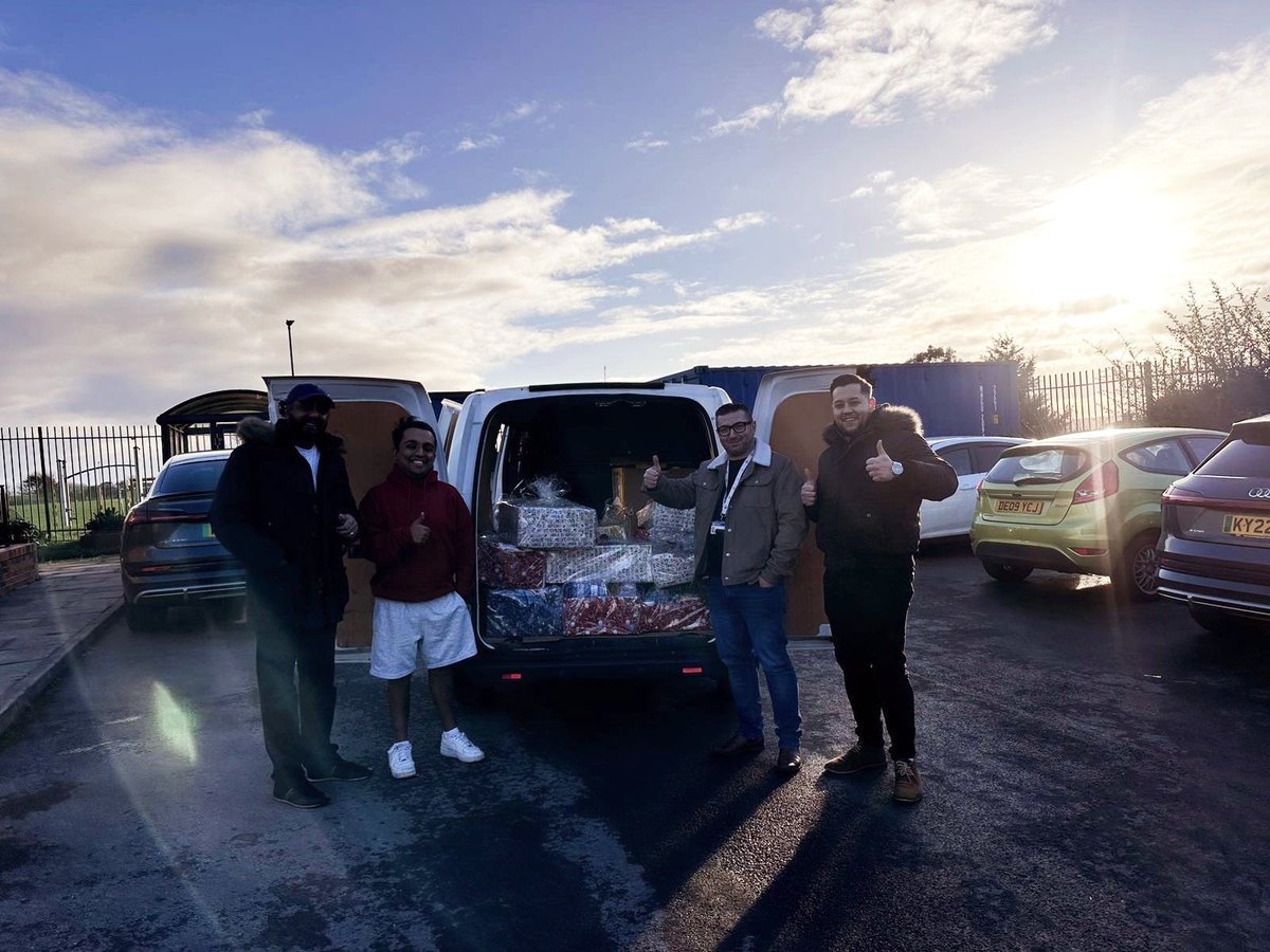 EarlyHelpLeeds's tweet image. Santa had the pleasure of meeting 84 Children today at the GRT party! Lovely food, games and a present for everyone. Thanks for all your support @LeedsChildrensC @HomelessHamper4 @Child_Leeds @GroupNowell