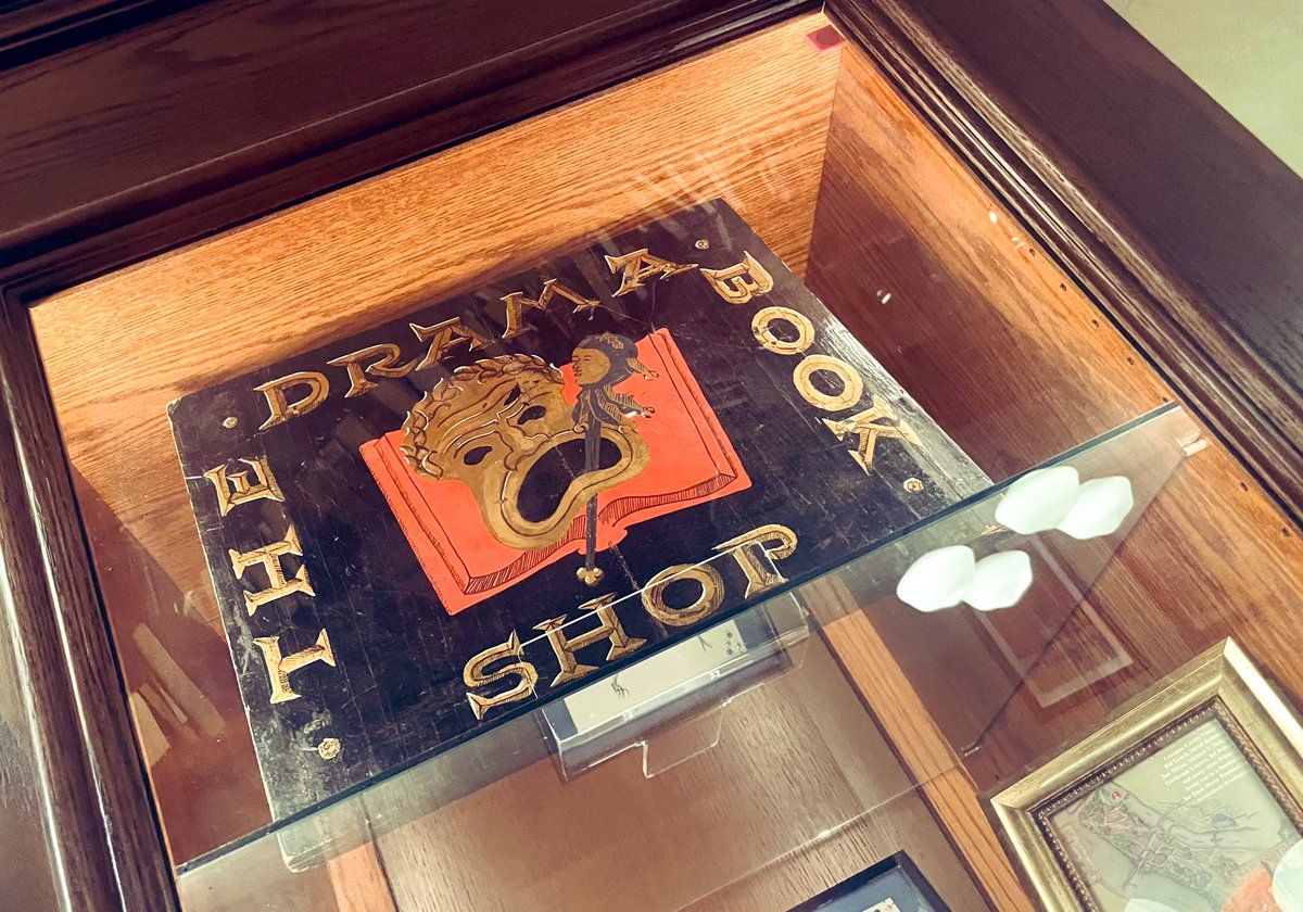 parneshia's tweet image. New York City, during the holiday season, is always the best! Traveled with my rockstar @northwesternup colleagues and we got it done! Thanks to our friends and partners, including @poetswritersinc @dramabookshop, @BNBuzz, @lithub, @shipman_agency, and more for hosting us!🗽❤️