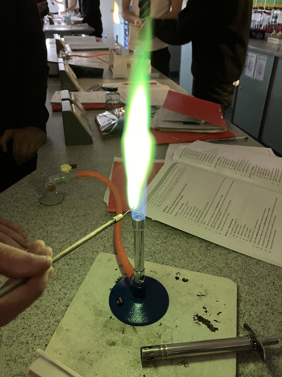 sharpebites's tweet image. Copper chloride, you are simply beautiful @gartreehigh Y11s flame tests ❤️#requiredpractical
