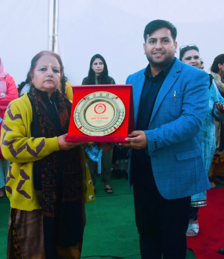dcsambaoffice's tweet photo. Celebrating the women who make Samba shine! 
The outstanding achievers of the district celebrated at the ‘uttarvahini’ event today. 
@diprjk 
@OfficeOfLGJandK 
@socialwelfarejk 
@dswosamba 
@MSJEGOI https://t.co/ZKFLlHln0V