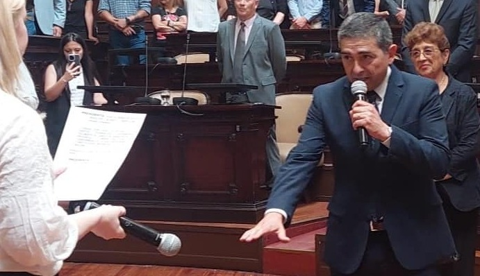 vinasfm's tweet photo. WALTHER MARCOLINI Y OTROS DOS EXINTENDENTES JURARON COMO SENADORES

Junto a él juraron Marcelino Iglesias, Gustavo Soto y Sergio Márquez, quien tomó el lugar de la nueva ministra de Seguridad.

👏🏻👏🏻👏🏻 https://t.co/90o37G8oX1