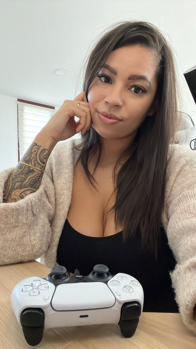 Going live in 10 minutes to finally check out the Lego Fortnite! Join me? 

#fortnitestream #smalltwitchstreamer #twitch #femalestreamers #LEGOFortnite