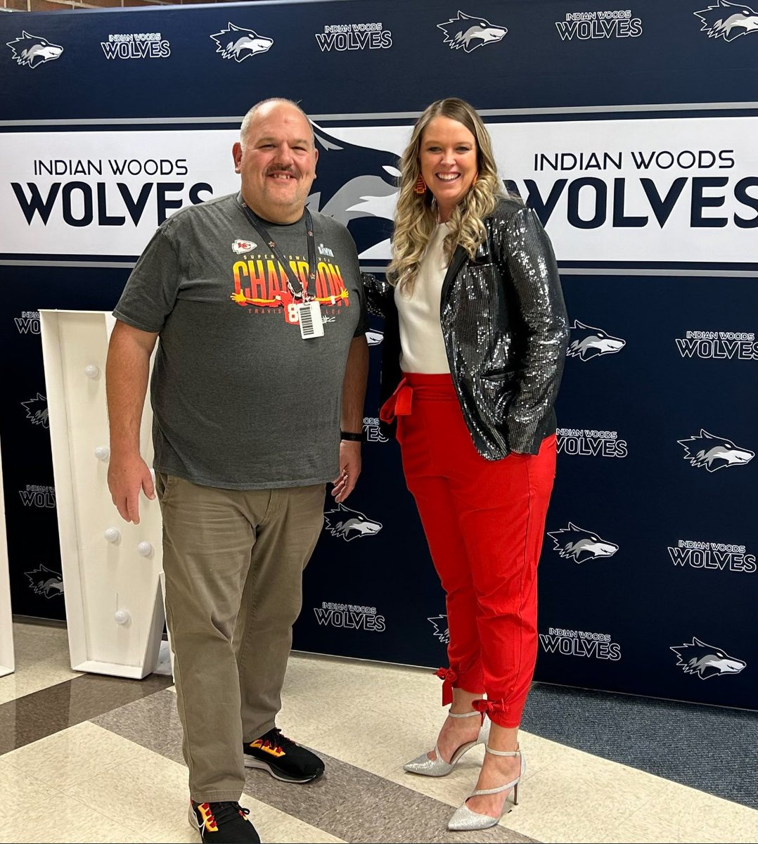 lwarren30's tweet image. Travis and Taylor day! I think we nailed it yet again! Love our Admin spirit ❤️. ⁦@tkelce⁩ ⁦@taylorswift13⁩ ⁦@Bclaypool63⁩ ⁦@LCteach_learn⁩ #schoolspirit #happybirthdaytaylor #WolvesShine #OneShawneeMission #SHINE