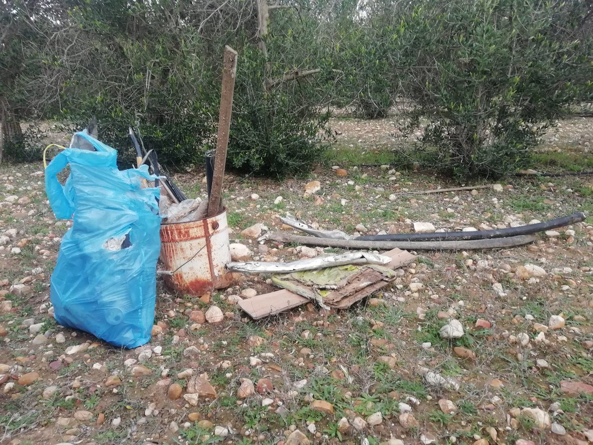 Eliminando basura de la Reserva de El Regajal. #Aranjuez

Plásticos (incluidas 18 botellas), latas, vidrio, tablas de madera,  fragmentos de porcelana y azulejos, un embellecedor de enchufe, un cubo carcomido por el óxido...

Y sólo 'peiné' una zona. 

#basuraleza #ProyectoLIBERA