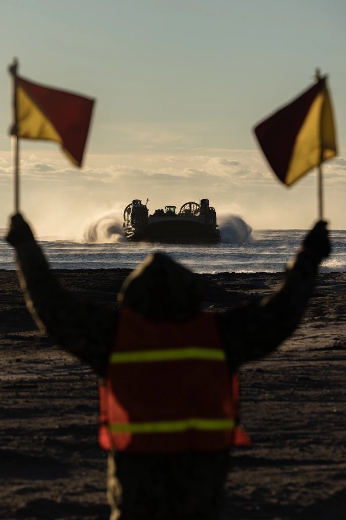 The24MEU's tweet photo. Incoming ๐ฉ
A @USNavy #Sailor with the USS New York (LPD 21) guides a landing craft, air cushioned, carrying #Marines with Combat Logistics Battalion 24 into place during Amphibious Squadron, Marine Expeditionary Unit (MEU) Integration (PMINT).
@USMC #PMINT #NavalIntegration https://t.co/9qZLgxfc4n