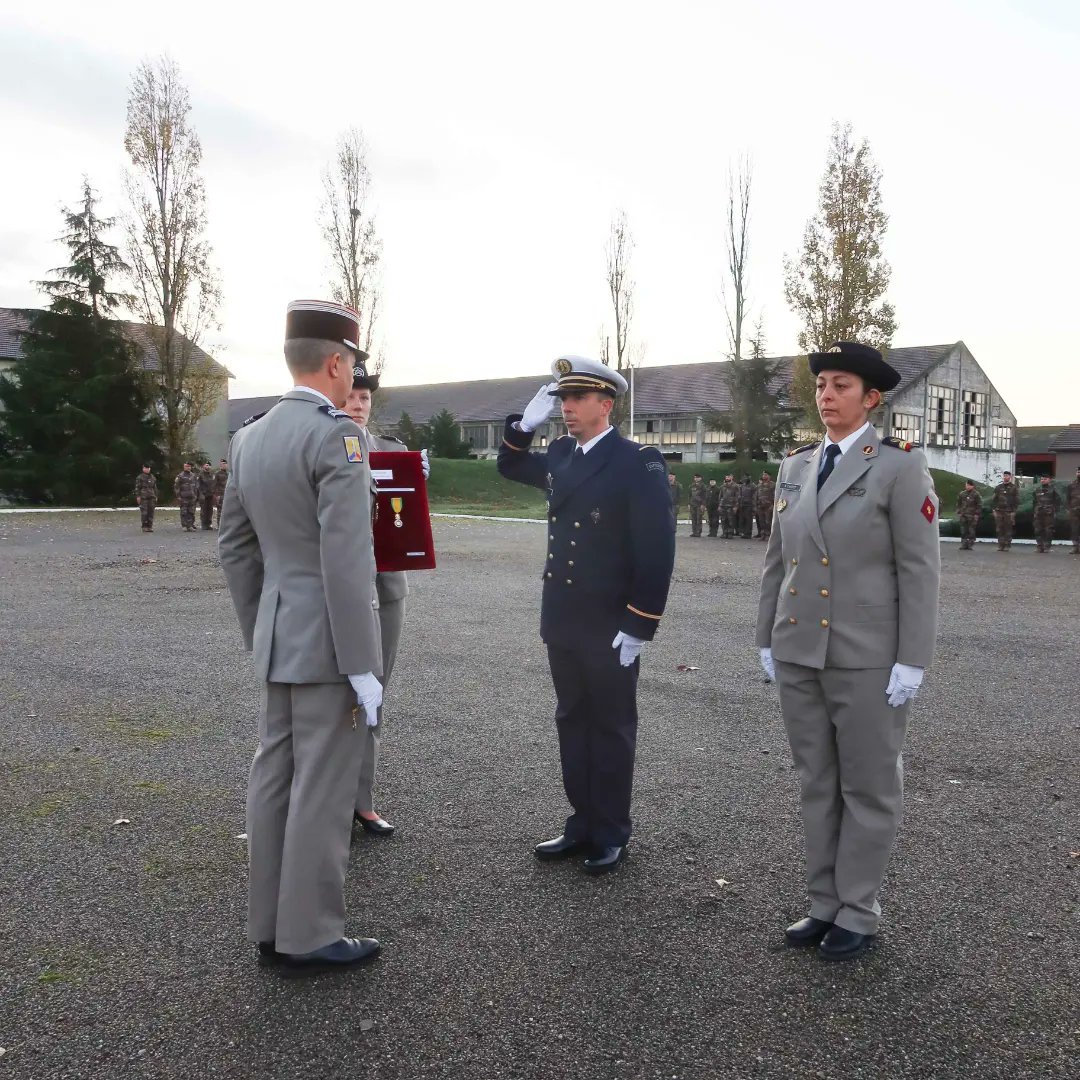 RegimentMedical's tweet image. Cérémonie des couleurs

Deux militaires du Centre de formation opérationnelle santé (CeFOS) anciens du #Rmed se voyaient remettre la médaille militaire par le chef de corps du #Rmed sur la place d’Armes bataille de Diên Biên Phu.
#ComLog
#SSA
#Tradition