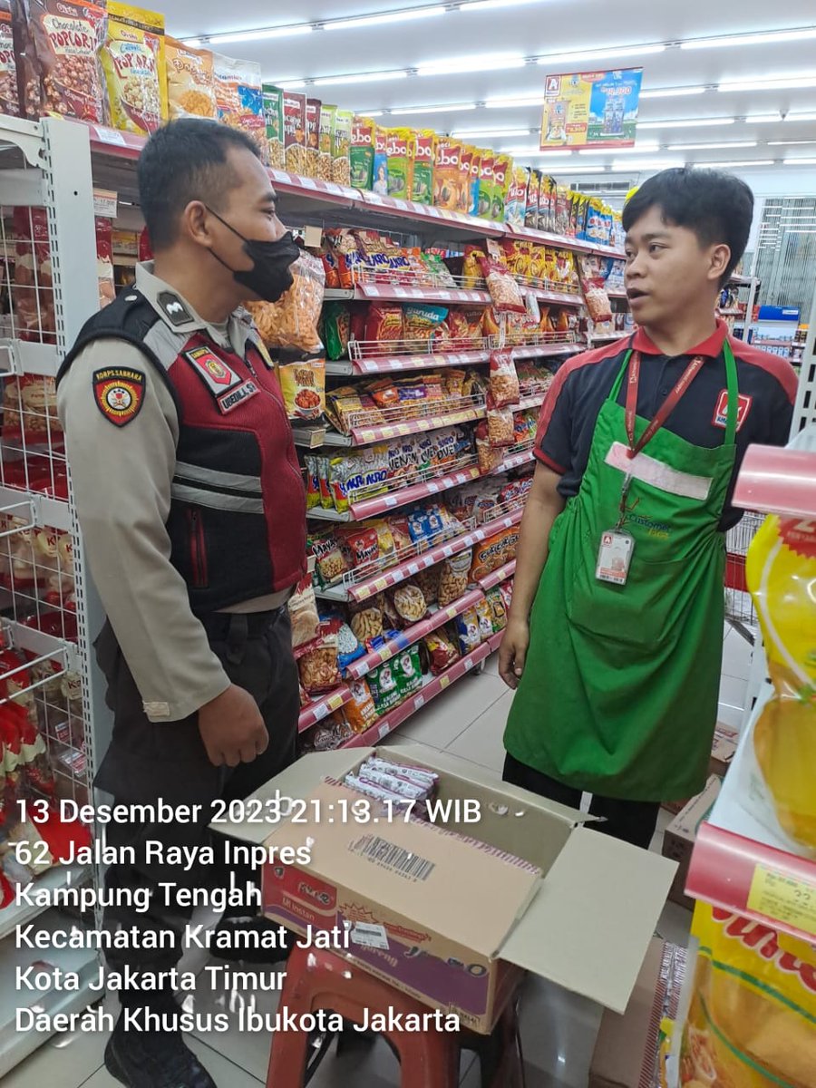 KramatJa3's tweet photo. Aipda Ubedilah SH anggota Patroli sambang ke Alfamidi Jl. Inpres Kel. Tengah antisipasi 3 C dan Guantibmas

Rabu 13/12/2023

#jagakramatjatikampungkita https://t.co/MCxefrkD0z