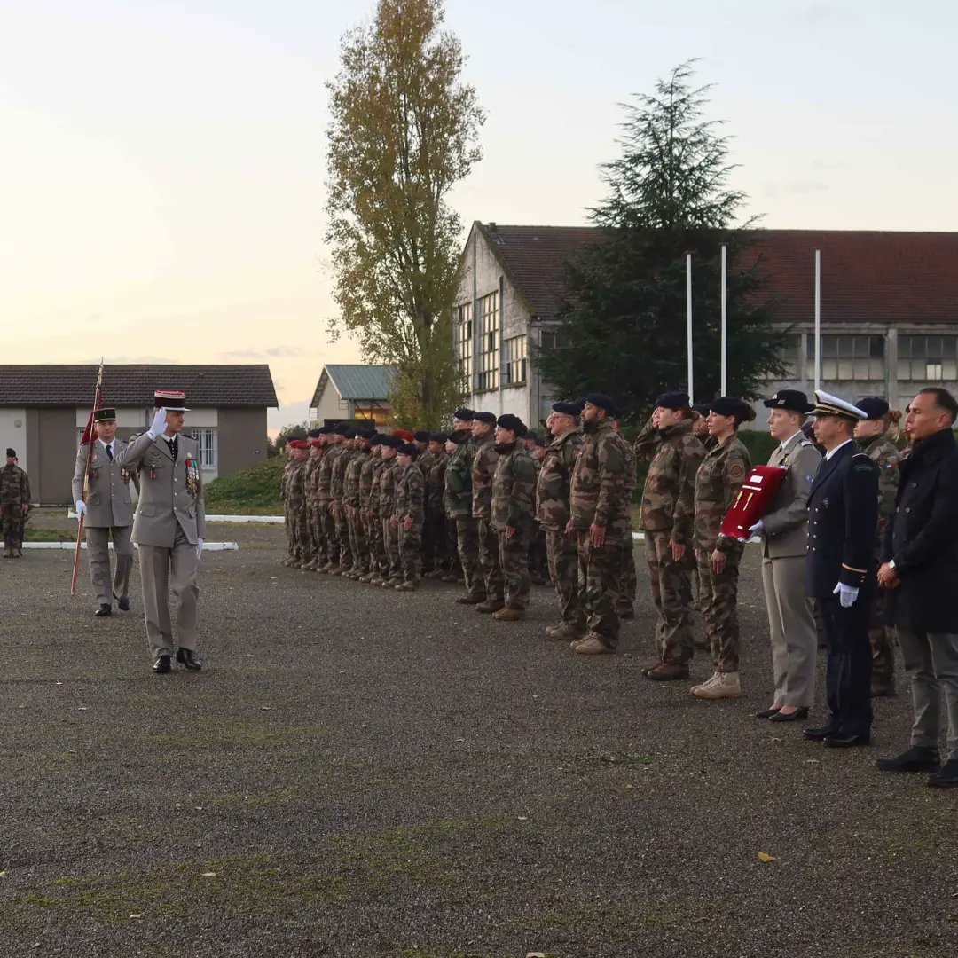 RegimentMedical's tweet image. Cérémonie des couleurs

Deux militaires du Centre de formation opérationnelle santé (CeFOS) anciens du #Rmed se voyaient remettre la médaille militaire par le chef de corps du #Rmed sur la place d’Armes bataille de Diên Biên Phu.
#ComLog
#SSA
#Tradition