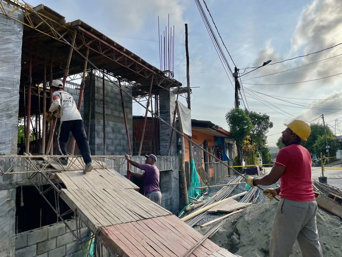 IndigenasAnt's tweet photo. Visitamos la Casa de Paso Indígena que se construye en Caucasia. Con #Alegríadeservir mostramos los grandes avances de este importante equipamiento.
#UNIDOS
#Colombiatransforma @MinInterior @Alc_Caucasia
@GobAntioquia https://t.co/rt6UMktBYb