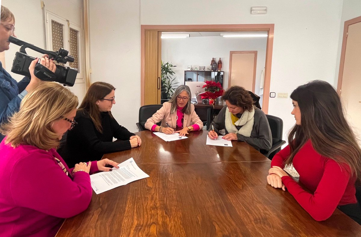 ✍️Signem un conveni amb COMAIGUA per garantir el servei d’aigua a totes aquelles persones que es trobin en situació de vulnerabilitat econòmica

✅Per mitjà d’aquest acord, podran accedir als ajuts del Fons de Solidaritat posats en marxa per COMAIGUA

🔗bit.ly/3RooAKR