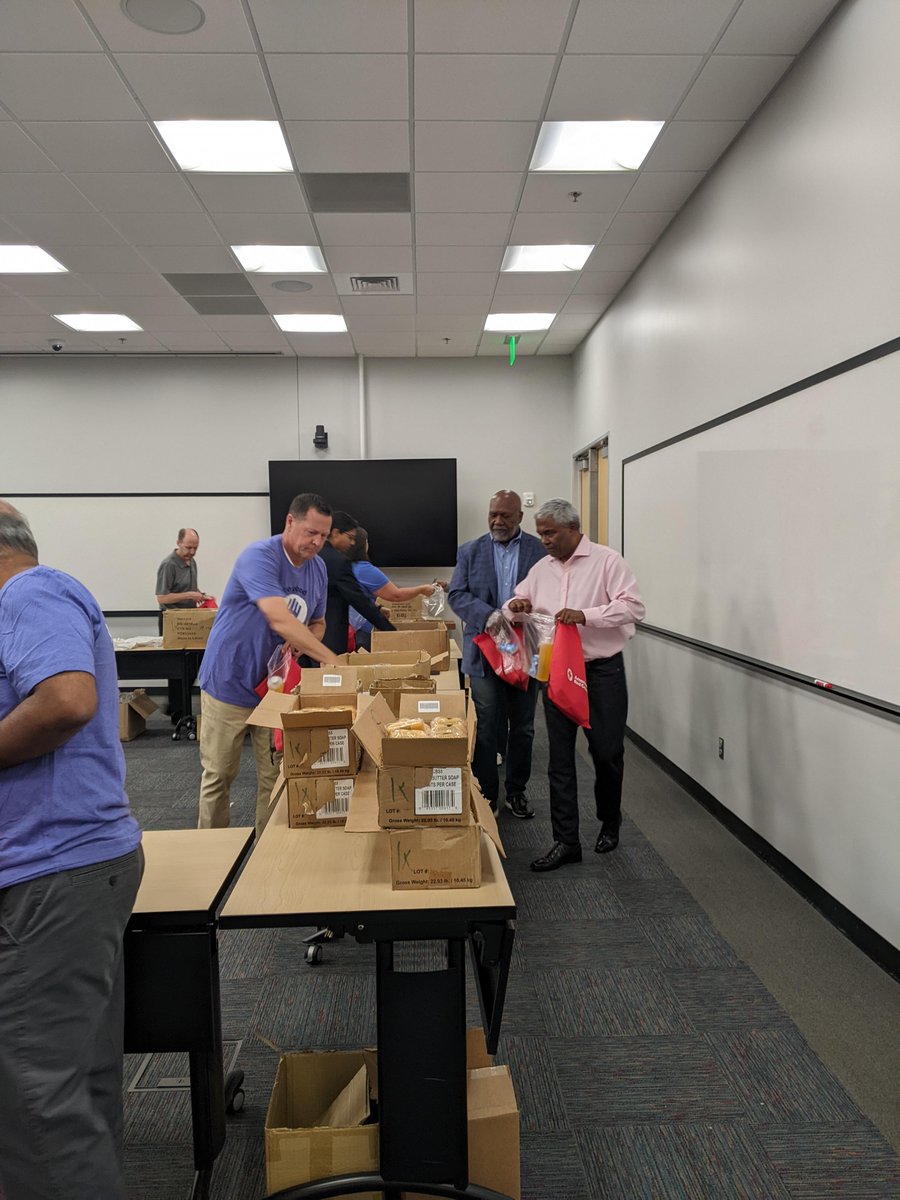 LifeAtNetApp's tweet image. Volunteers at @NetApp teamed up with the Red Cross to raise awareness and support for homeless veterans in North Carolina. Our entire CEO staff and over 300 employees assembled 825 care kits to support the Durham VA Hospital Homeless Initiative.
 
#NetAppServes #LifeatNetApp