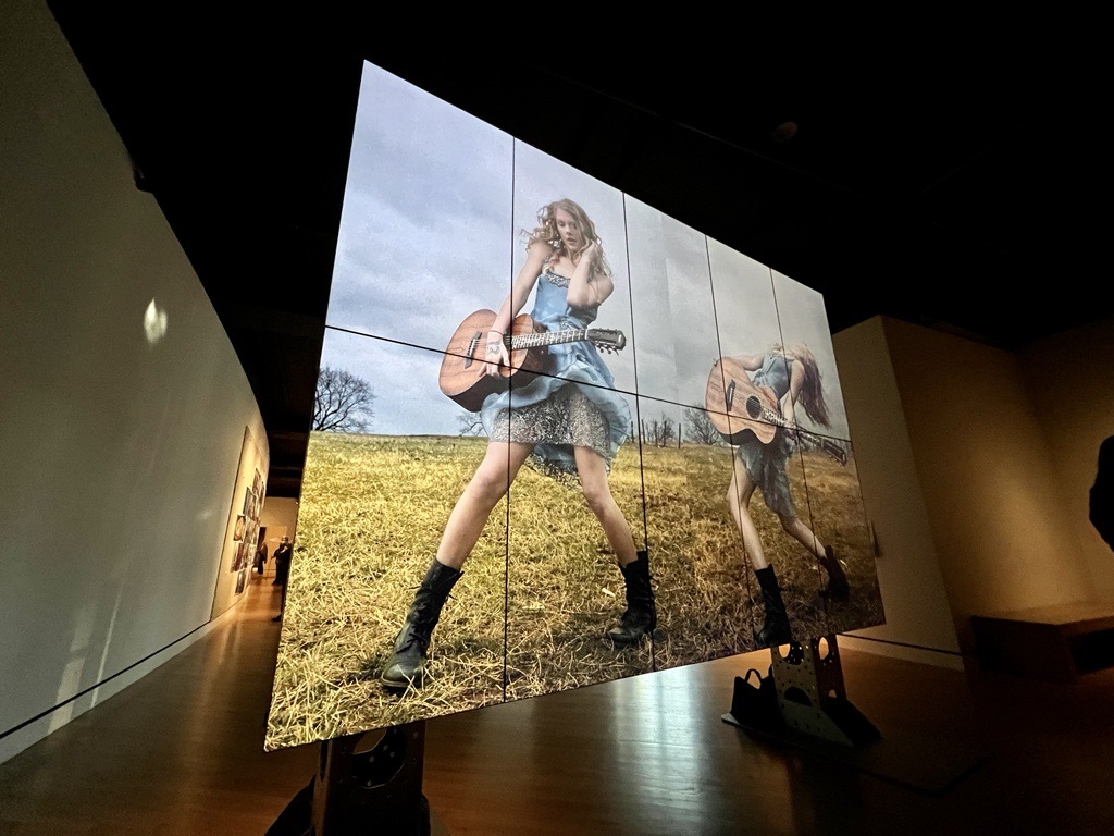 This place is too crowded, too many cool kids 👈 our galleries with 'Annie Leibovitz at Work.' In honor of @taylorswift13 birthday, we wanted to remind you that these photos are #onview through January, 2024. Reserve your tickets today: bit.ly/CB-AnnieLeibov…