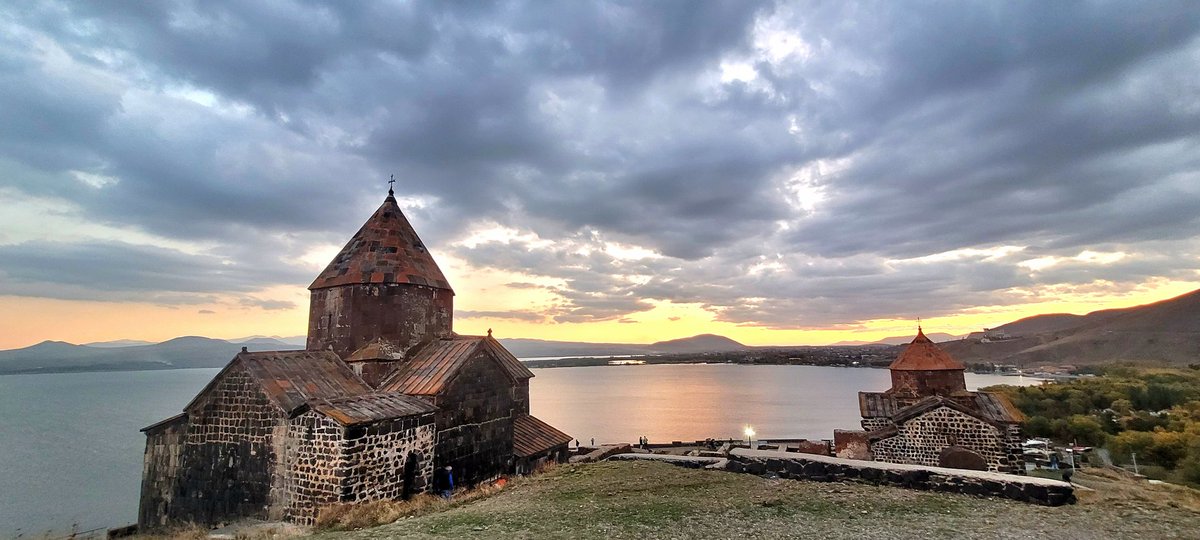 L'#Arménie va-t'elle disparaître ? Quels sont les projets de conquête de son puissant voisin, l'#Azerbaïdjan ? Pour quoi l'#Europe et la #France semblent si paralysées ? Quel est le poids réel des lobbies à l'œuvre dans ce dossier ?

x.com/tvlofficiel/st…