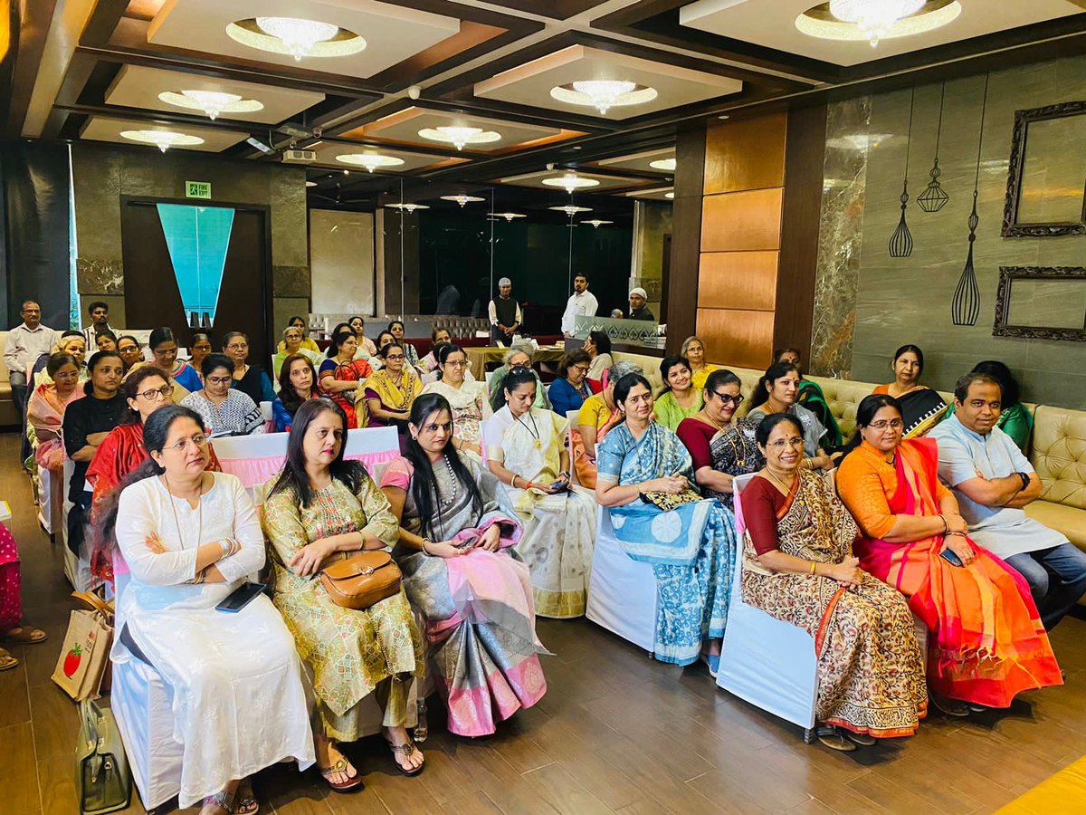 ठाणे शहर में महिला सशक्तिकरणके क्षेत्र में कार्यरत कई सामाजिक संगठनों के साथ @NCWIndia की सम्मानित अध्यक्ष श्रीमती @sharmarekha जी के आज ठाणे में संपन्न संवाद कार्यक्रम की अध्यक्षता की ! १५ से अधिक संगठनोंकी प्रतिनिधि महिलायें संवाद में सहभागी हुवि जिन्होंने कई मुद्दों की चर्चा…