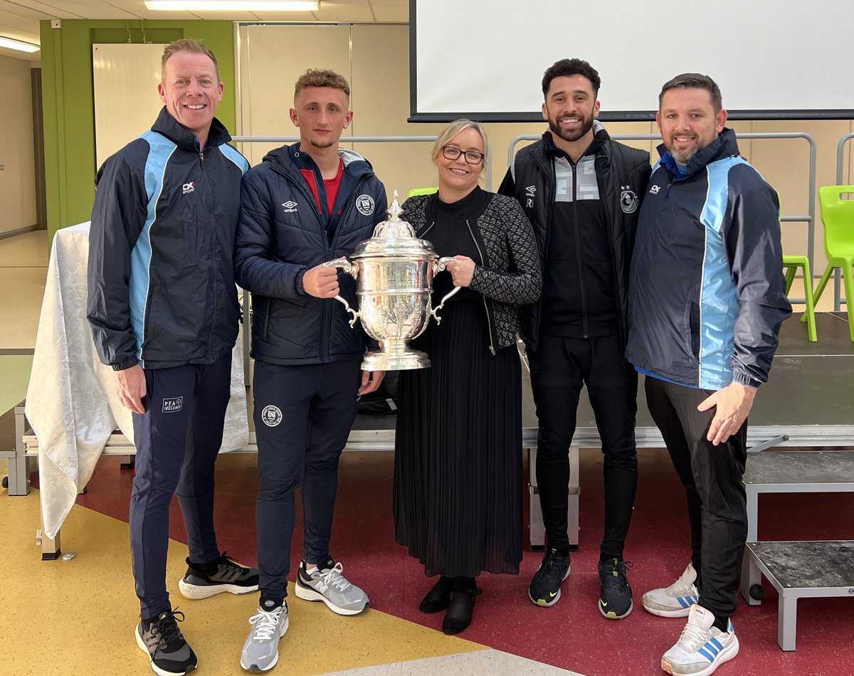 Great to visit @ColaisteNaMi in Navan today with @picolopes and our Young Player of the Year Sam Curtis, who was visiting his old school. It was a pleasure to chat with the pupils and get out on the pitch for a training session.