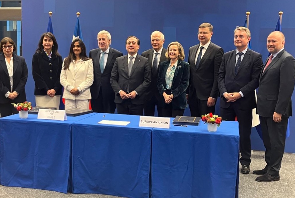 ¡GRAN NOTICIA!👏

Con la firma del #AcuerdoMarcoAvanzado 🇪🇺🇨🇱Chile se convierte en el primer país de la región en firmar un acuerdo de última generación con la UE. Firma del nuevo acuerdo representa un hito clave en las relaciones bilaterales UE-Chile.

🇪🇺🤝🇨🇱