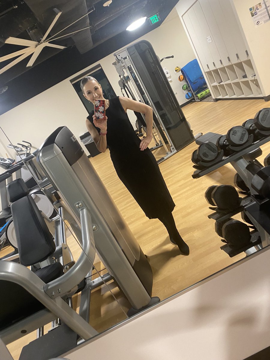 Juliet_Kristine's tweet image. I go into my office once a week and arrived early today so I got a mini workout in the gym.  It’s small but very well equipped. Gotta make the most of the opportunities in front of you. 💕#HappyWednesday #workoutatwork
