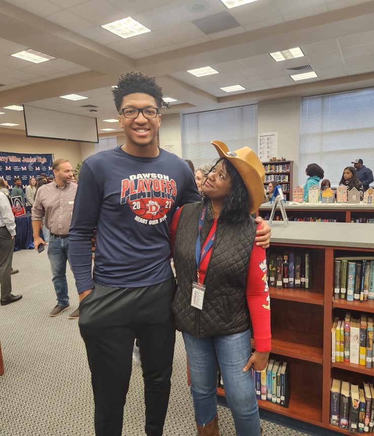 Honored to welcome back @ChAnderson35 as our #KeynoteSpeaker for today's #CircleOfChampions. Charles is the biggest package of talent, intelligence, kindness, graciousness & humor you will ever find. @TexasTechFB is getting an OUTSTANDING kid this fall. #BobcatAlumni ❤️💙🐾🏈