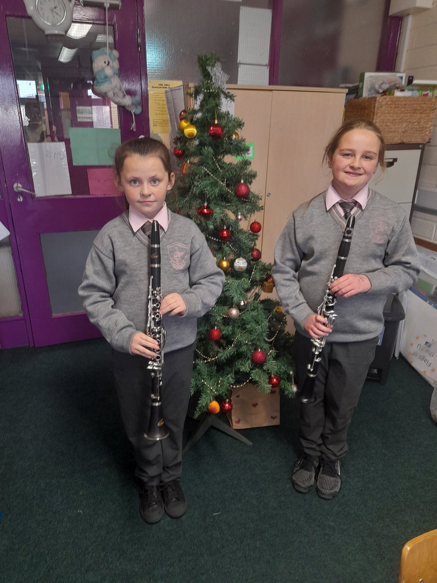 Every Tuesday our saxaphone & clarinet players @TogherGirls diligently attend their lessons with Adrian of @MusicGenCC / member of @BarrackStBand. Mìle buìochas to all of the teachers who support the music programmes in our school. @cllrkmac @deirdreforde @BestofCork #togher