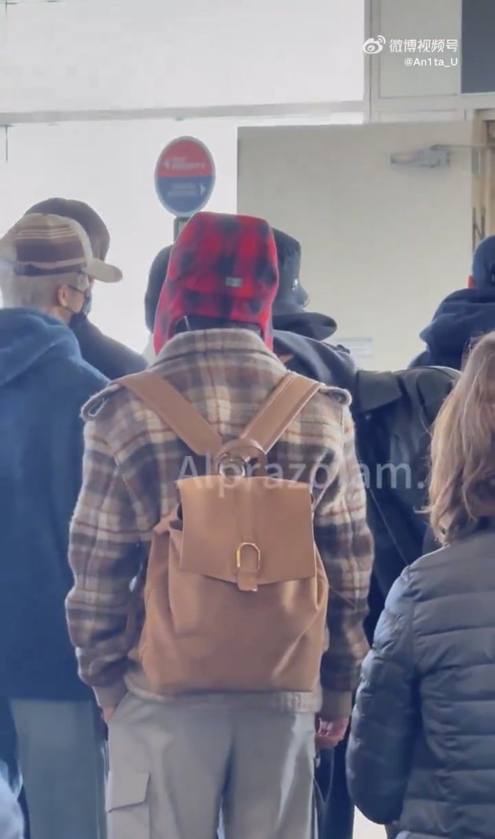 naitangs's tweet photo. my guy bent a full 90 degrees to get a better look at renjun in the hat 😭 jaemin… youre so real https://t.co/zxPbZy1x4q