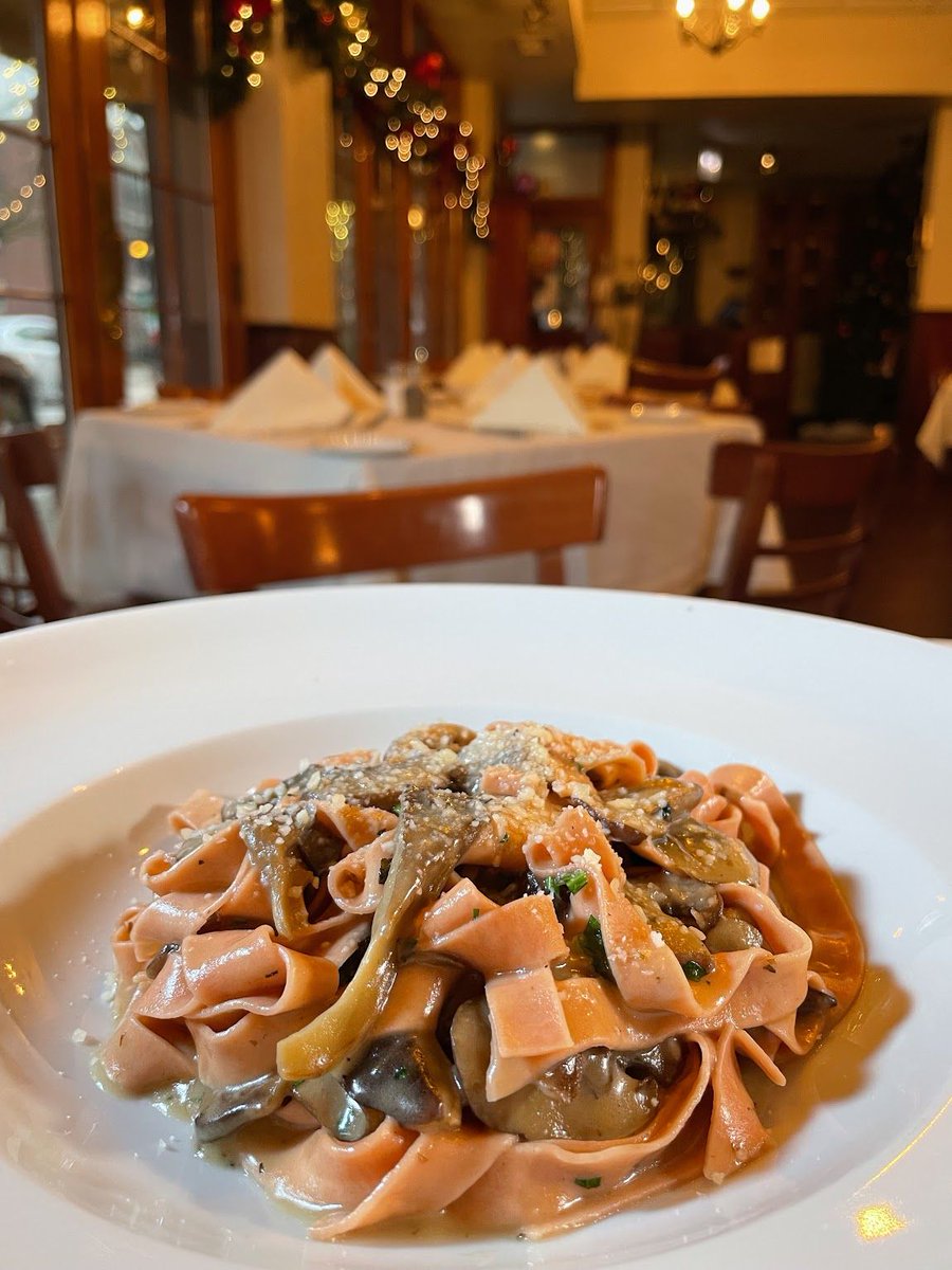 TuscanyTaylor's tweet photo. That feeling when the halls are decked, the lights are bright & your plate is full of hand-made pasta. Open at 4pm! 😋✨312.829.1990 | https://t.co/wpMPwwTYgq
#HandmadePasta #TuscanyChicago https://t.co/hxvQk6hf0z