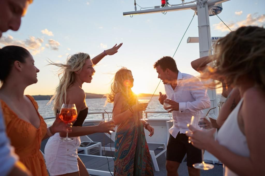 Sunset party on board 😎🥳 

#bluecruise #partycharter #partyboat 

miryaguletcharter.com