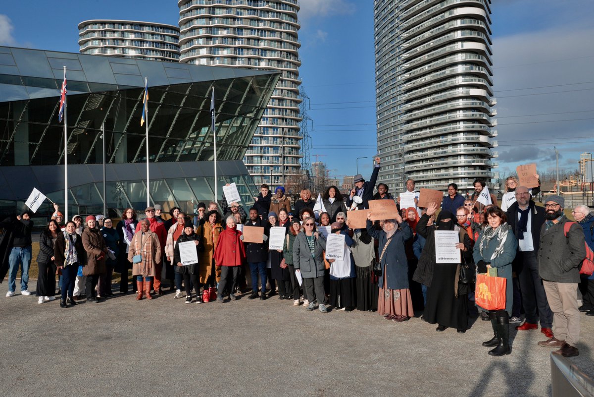 London Citizens hold a powerful action to highlight urgent housing issues. Our asks: combat rogue landlords, expand community land trusts, and improve council housing repairs and retrofit. Deputy Mayor @tomcopley pledged support for affordable housing. 🏠✊ 📷 Jim Ford