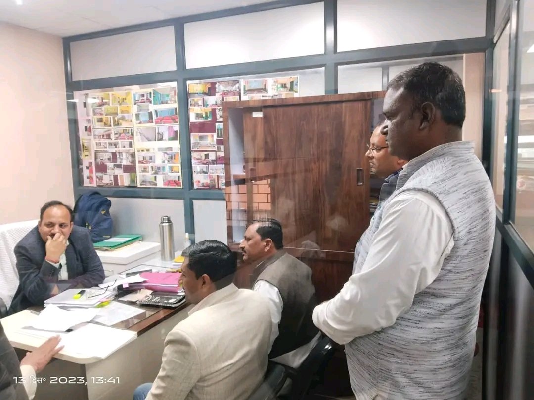 आज 13 दिसंबर 2023 को उत्तर प्रदेश प्राथमिक शिक्षा मित्र संघ का प्रतिनिधिमंडल मेरे नेतृत्व में श्रीमान महानिदेशक स्कूल शिक्षा श्रीमती कंचन वर्मा जी व श्रीमान निदेशक बेसिक शिक्षा डॉ महेंद्र देव सिंह जी से मुलाकात किया।।
साथ में वरिष्ठ पदाधिकारीगण उपस्थित रहे।
संघर्ष से समाधान...