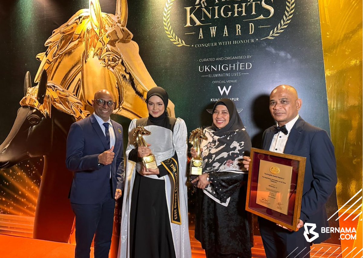 bernamadotcom's tweet photo. BERNAMA TV, one of the platforms of the Malaysian National News Agency (BERNAMA) received The Knights Award Season 2 for ‘The Rapid News Distribution of All Time (Malaysia) category, in Kuala Lumpur tonight.

BERNAMA’s Editor-in-Chief Nur-ul Afida Kamaluddin received the trophy and a plaque from the Knights Award Council President Dr Zyro Wong and His Royal Highness Prince Norodom Naravong of Cambodia.

📸 Fathin Suhaira Abd Rahim & Syazwan Mustafa / BERNAMA

#BernamaImages #BernamaNews